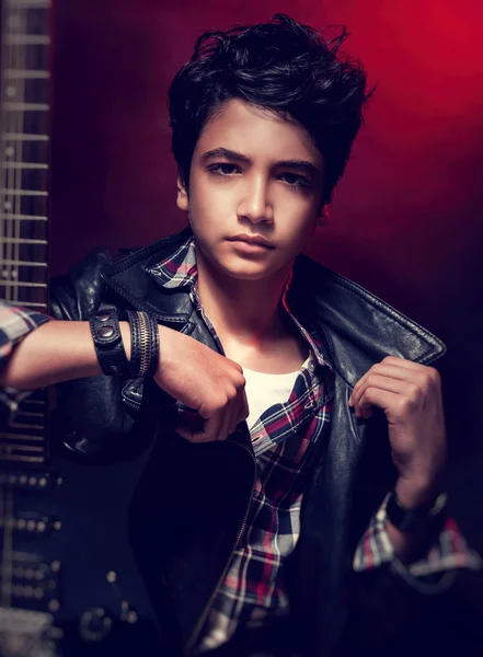 Έφηβος άντρα που ποζάρει με κιθάρα — Φωτογραφία Αρχείου