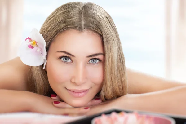 Schöne Frau auf Massage — Stockfoto