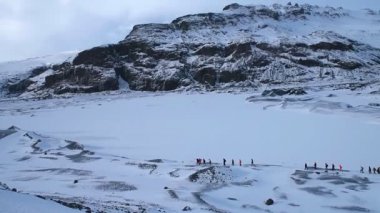 İnsanlar Solheimajokull buzul seyahat. Dolu Hd Video