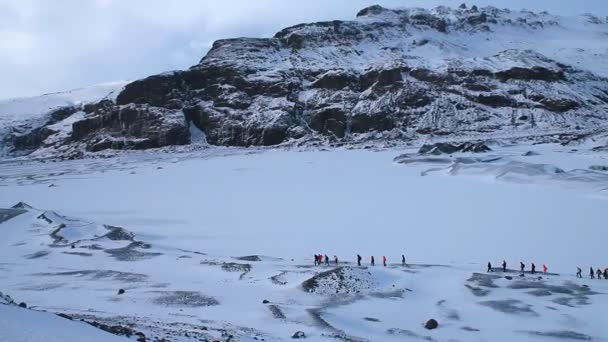 Pessoas que viajam ao longo da geleira Solheimajokull. Vídeo em HD completo — Vídeo de Stock
