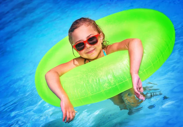 Niña en la piscina — Foto de Stock