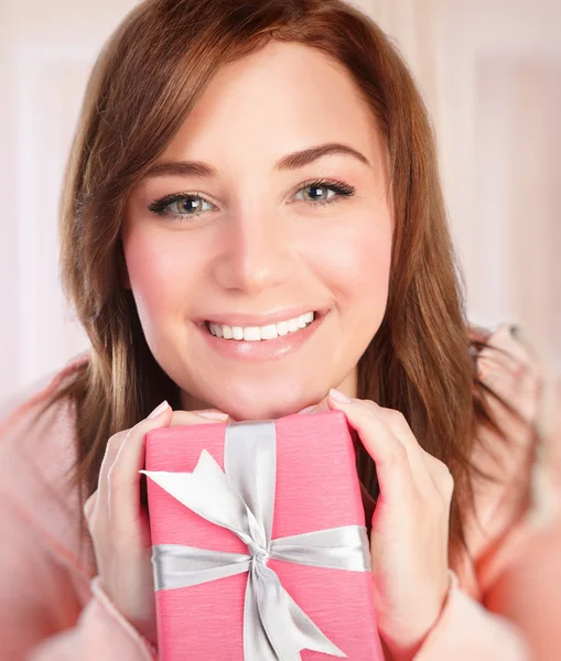 Mulher feliz com caixa de presente — Fotografia de Stock