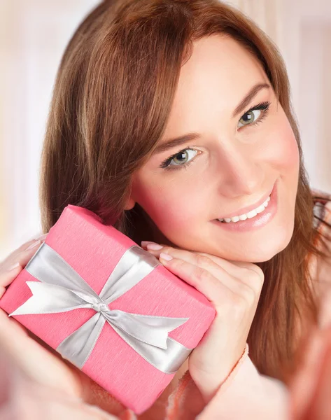 Happy woman with gift box — Stock Photo, Image