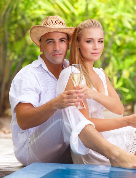 Liebendes Paar am Strand — Stockfoto