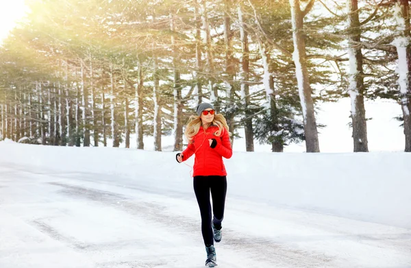 Woman running in the park — Stock Photo, Image