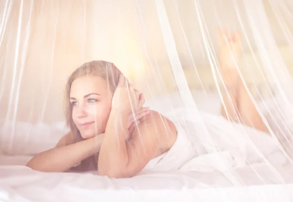 Dromerige vrouw in slaapkamer — Stockfoto