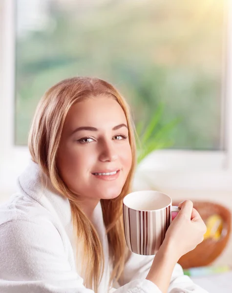 Süßes Mädchen trinkt Kaffee — Stockfoto