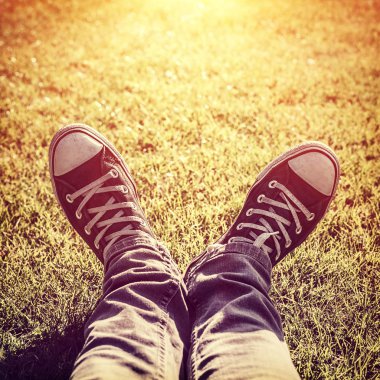 Şık şık lastikbotlar giyiyor 