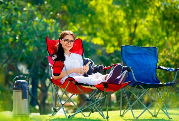 Mujer bonita al aire libre — Foto de Stock