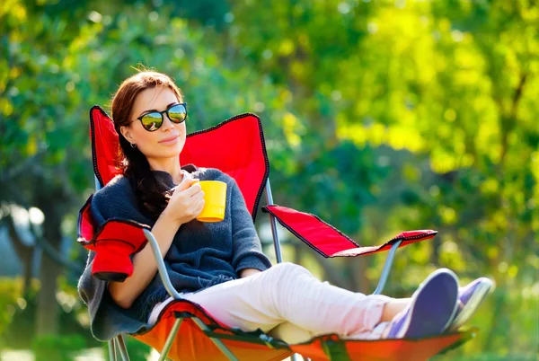 Schöne Frau, die sich im Freien ausruht — Stockfoto