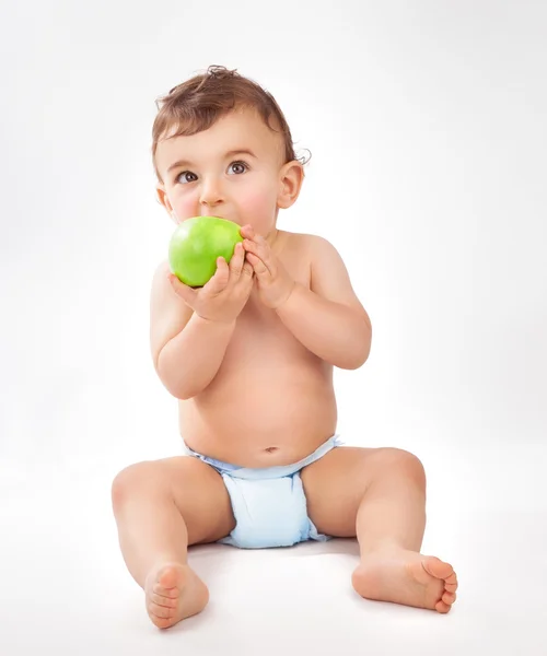 赤ちゃん男の子の食用リンゴ — ストック写真