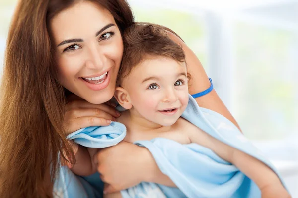 Gelukkig moeder met baby — Stockfoto