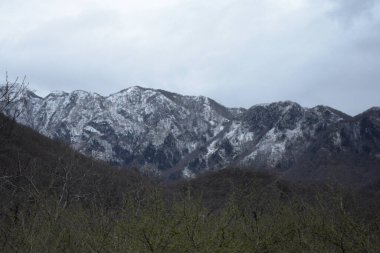 Karlı dağ manzarası, Campania, Güney İtalya, 19 Mart 2021.