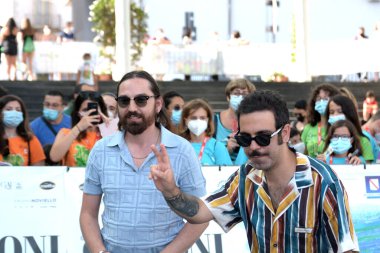 Giffoni Film Festivali 50 Plus 'ta 29 Temmuz 2021' de Giffoni Valle Piana, İtalya 'da Giffoni Valle Piana' da Giffoni VALE, İtalya - 29 Temmuz 2021 'de Antonio Di Martino ve Lorenzo Urciullo, diğer adıyla Colapesce ve Dimartino.