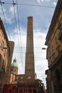 Bologna, Emilia-Romagna 'da bir ortaçağ sembolü olan İki Kulenin görüntüsü, Garisenda e degli Asinelli, 14 Mart 2026
