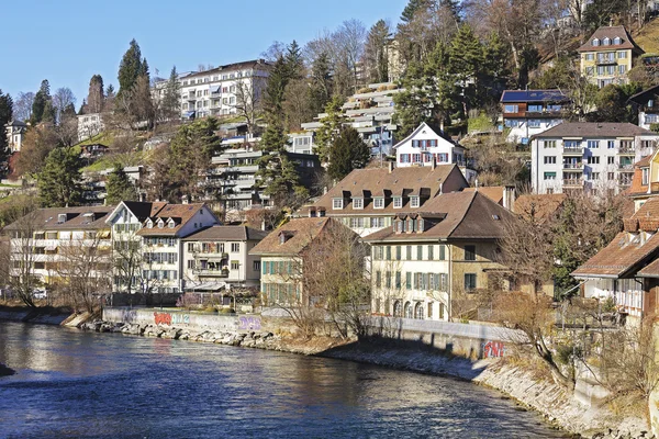 Casas junto ao rio Aare em Berna — Fotografia de Stock