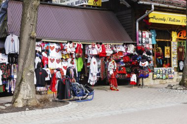 Zakopane'de satışa sunulan çeşitli kıyafetler