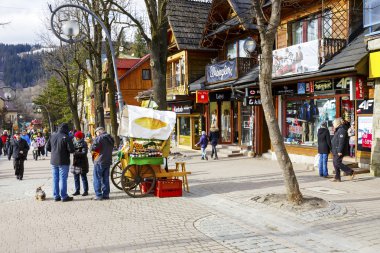 Kimliği belirsiz turistler Oscypek peyniri alıyor