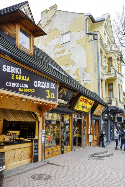 Pequenos restaurantes ao longo da rua Krupowki — Fotografia de Stock