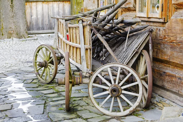Ensemble de chariot en bois contre un mur en bois — Photo