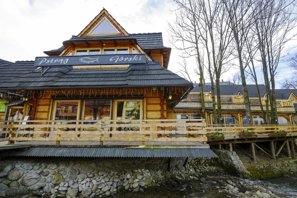 Dřevěná budova slavné restaurace v Zakopane — Stock fotografie