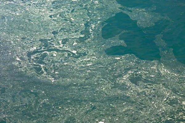 Agua de río sucia y contaminada — Foto de Stock