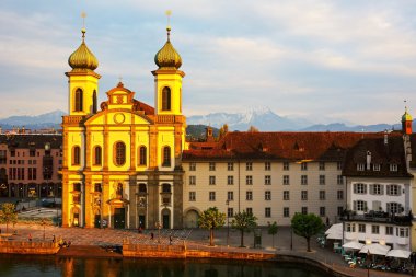 Lucerne Reuss nehri kıyısında Cizvit kilise 