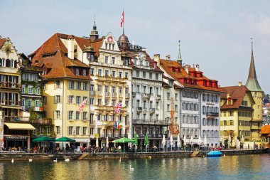 Nehir Reuss tarafından eski renkli binalar 