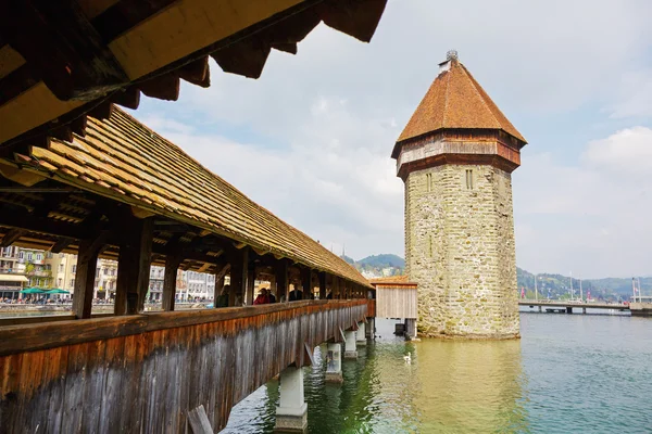 Kapelbrug met toren (Wasserturm), Luzern — Stockfoto