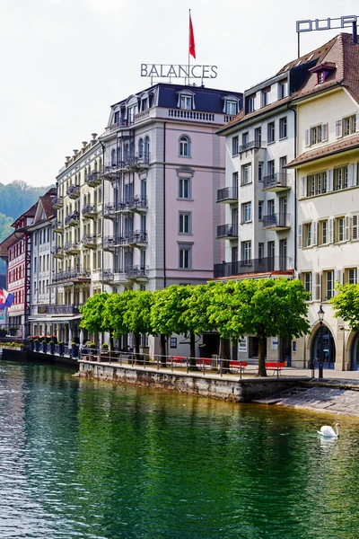 Bangunan berwarna-warni di sepanjang sungai Reuss — Stok Foto