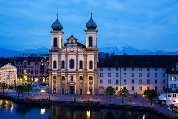 Iglesia jesuita junto al río Reuss por la noche — Foto de Stock