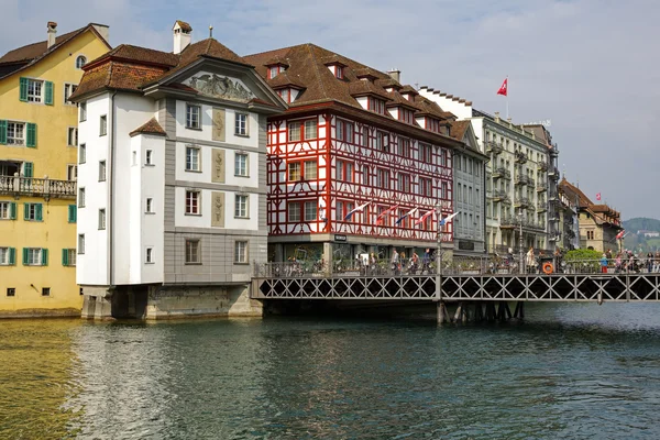 Lucerne, gamla byggnader längs floden Reuss — Stockfoto