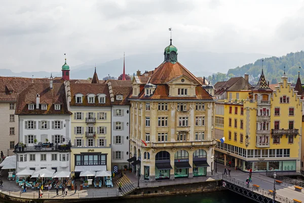 Bangunan tua berwarna-warni di sepanjang sungai Reuss — Stok Foto
