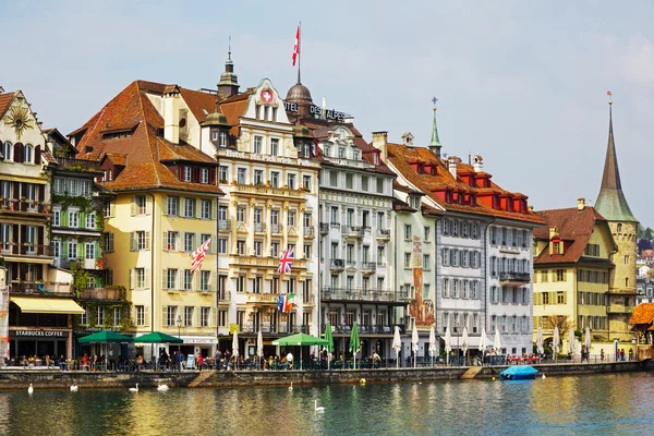 Bangunan tua berwarna-warni oleh sungai Reuss — Stok Foto
