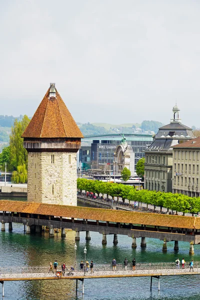 Osmiboká vysoká věž v Lucernu — Stock fotografie
