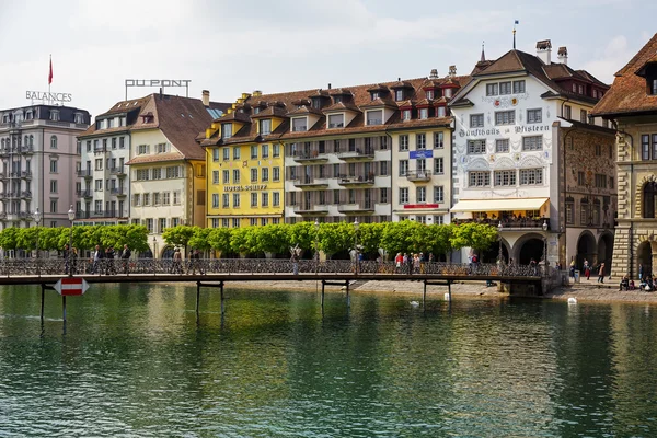 Edifici colorati lungo il fiume Reuss, Lucerna — Foto Stock