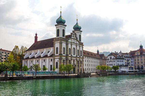 Lucerna, iglesia jesuita junto al río Reuss — Foto de Stock