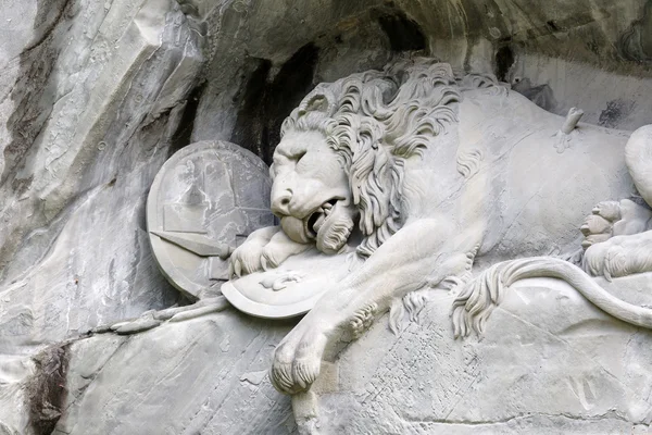 Lion mourant sculpté dans la roche — Photo