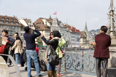 Kimliği belirsiz turistler Lucerne fotoğraf çeker