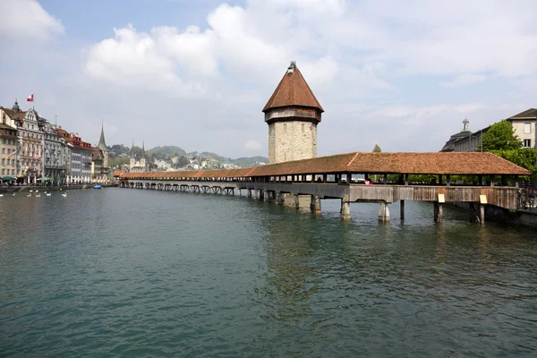 Luzern, Tower (Wasserturm) és a Kápolna híd — Stock Fotó