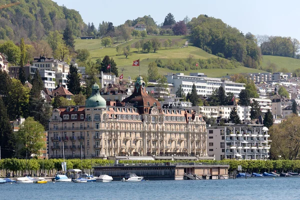 Lucerne Gölü'nün yanında Luzern Sarayı — Stok fotoğraf