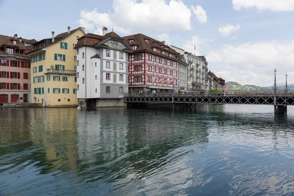 Il fiume Reuss scorre vicino alla città — Foto Stock