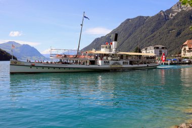 Lucerne Gölü, İsviçre - 26 Ağustos 2020: Unterwalden kürek vapuru hareket halinde ve Brunnen şehrinden yola çıktı ve bir sonraki limana doğru yola çıktı..