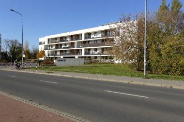 Varşova, Polonya - 20 Ekim 2019: İşte Goclaw olarak bilinen büyük bir konutun çağdaş mimarisi.