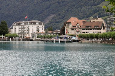 Brunnen, İsviçre - 28 Ağustos 2020 Lucerne Gölü 'nde iki büyük bina görülebilir. Ayrıca kıyıda şu anda hiç gemi bulunmayan küçük bir liman var..