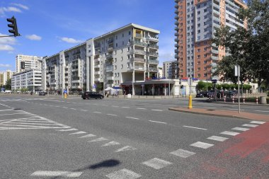 Varşova, Polonya - 05 Ağustos 2020: Modern apartmanlar caddenin karşısında. Bu binalar Goclaw adında bir konutun parçası..