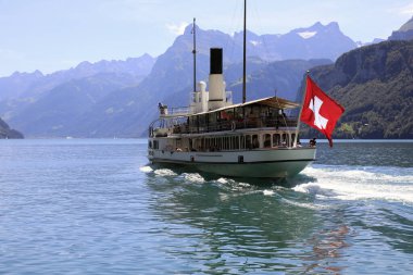 Lucerne Gölü, İsviçre - 26 Ağustos 2020 Unterwalden kürek vapuru denize açıldı. Gemi gölün sularında görülebilir ve Brunnen şehrinden yola çıktı..