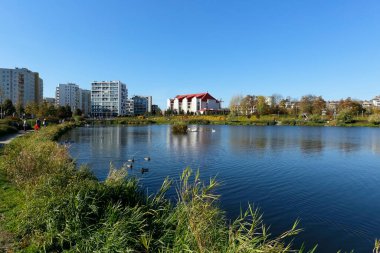 Varşova, Polonya - 20 Ekim 2019: Uzak mesafeden görülebilen kilise Goclaw adında bir konutta yer almaktadır..