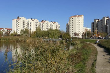 Varşova, Polonya - 20 Ekim 2019: Bu konut arazisi, kamu parkının geniş alanlarıyla göl arasında bir arada bulunur. Şehrin bu bölgesi yerel olarak Goclaw olarak bilinir..