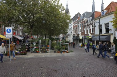 Delft, Hollanda - 10 Ekim 2019: Burası bir sokak pazarı ve çeşitli bitkiler ve çiçekler burada satışa sunuluyor.